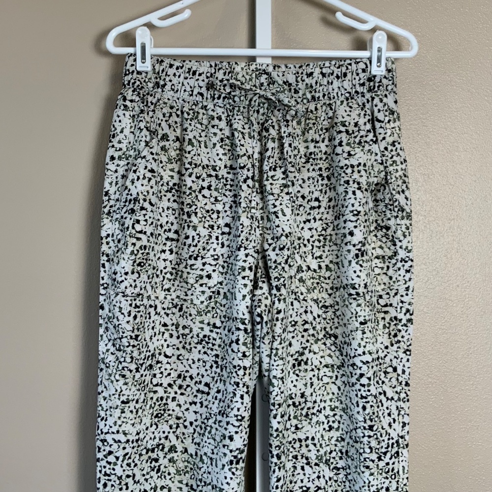 Old Navy High-Waisted StretchTech Utility Crop Pants - EUC - Picture 5 of 16